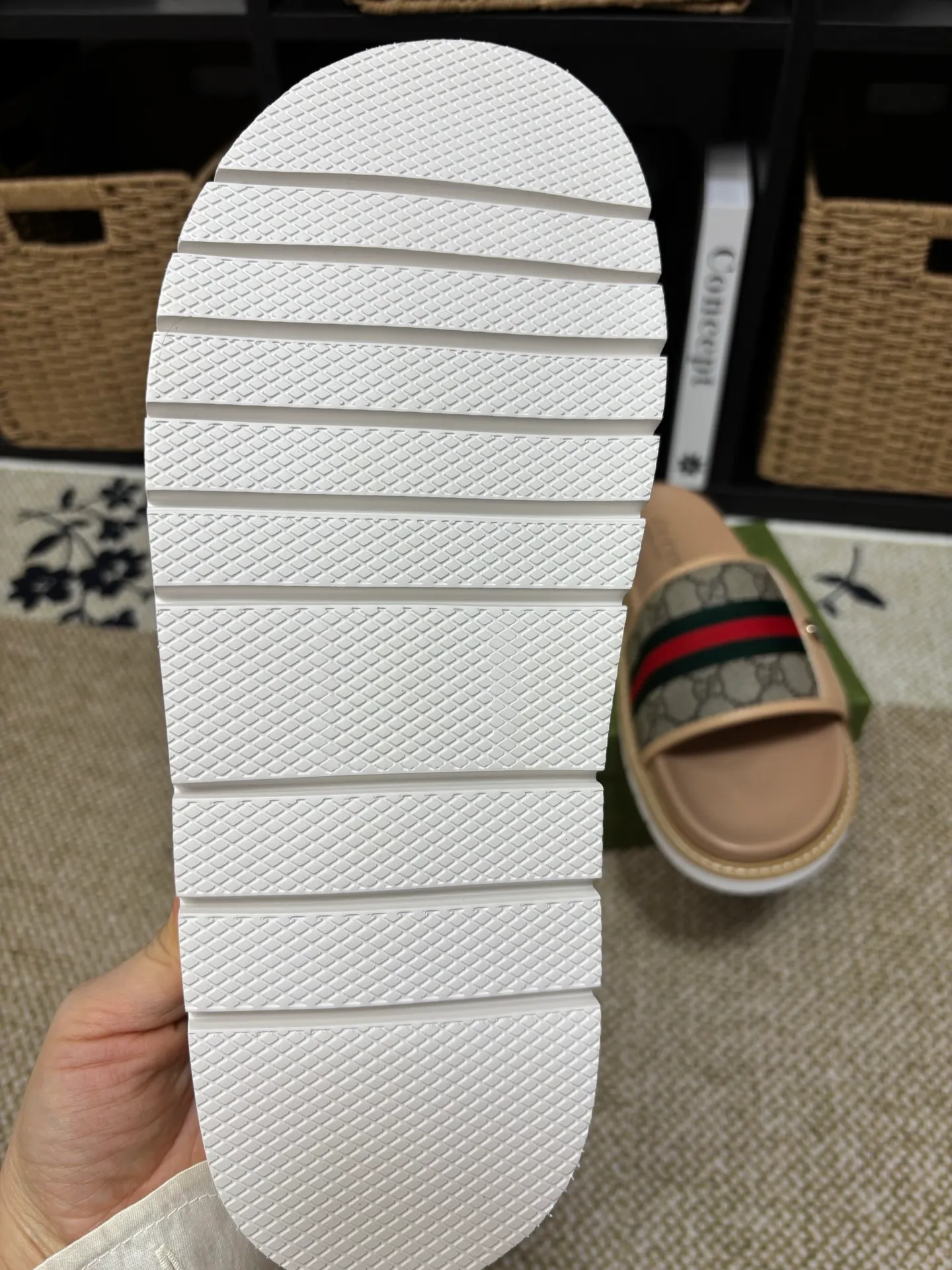 Factory 💰 300 yuan Gucci slippers] high-end men's shoes brand official website 1:1 latest masterpiece: original mold customization, the fabric is made of imported original materials, upgraded outsole, lighter and non-slip. The market's top quality, simple yet tasteful, a must-have for fashionistas, fashionable at your feet, full of confidence, the same style at the counter 👍The season of summer slippers is here. Code: 38-45 (45 customized)